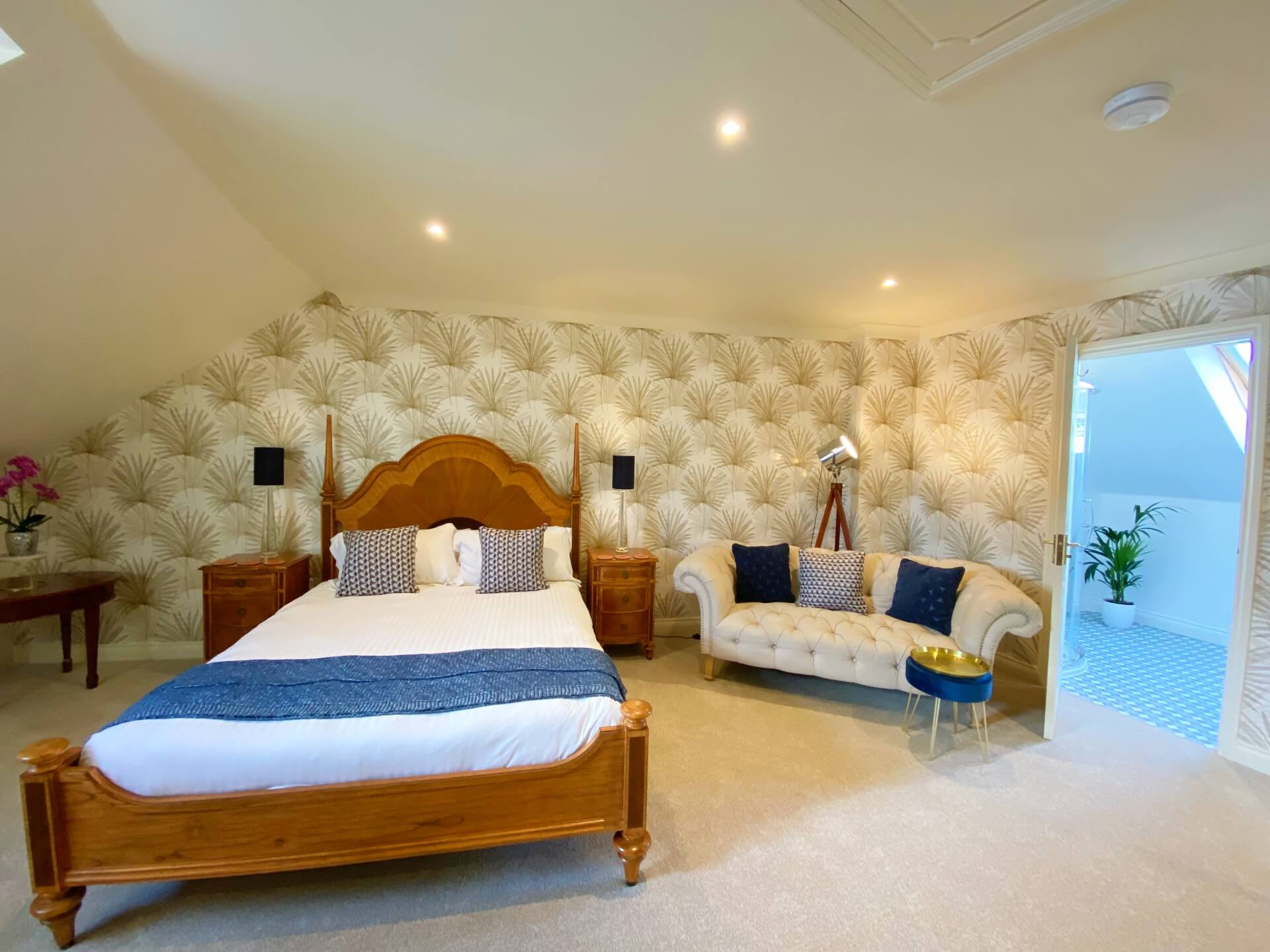 Lisburne Place Luxury Town House - Main Bedroom